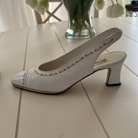 Vintage Nando Muzi White Leather Sling Backs, Gold trim, fits US 8.5, - Picture 3 of 7